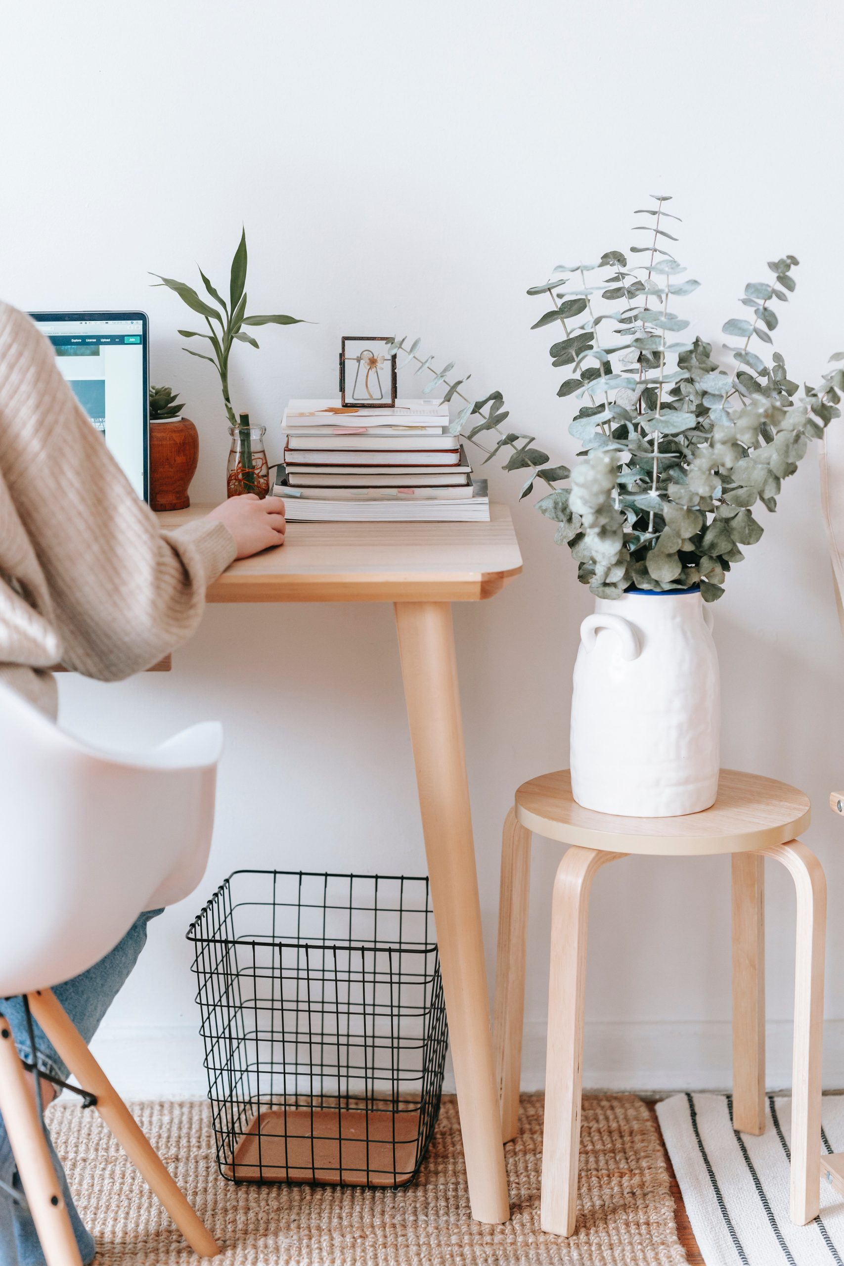 Scrivanie e sedie Smart Working: La guida definitiva per un ufficio a casa ergonomico ed efficientemente organizzato